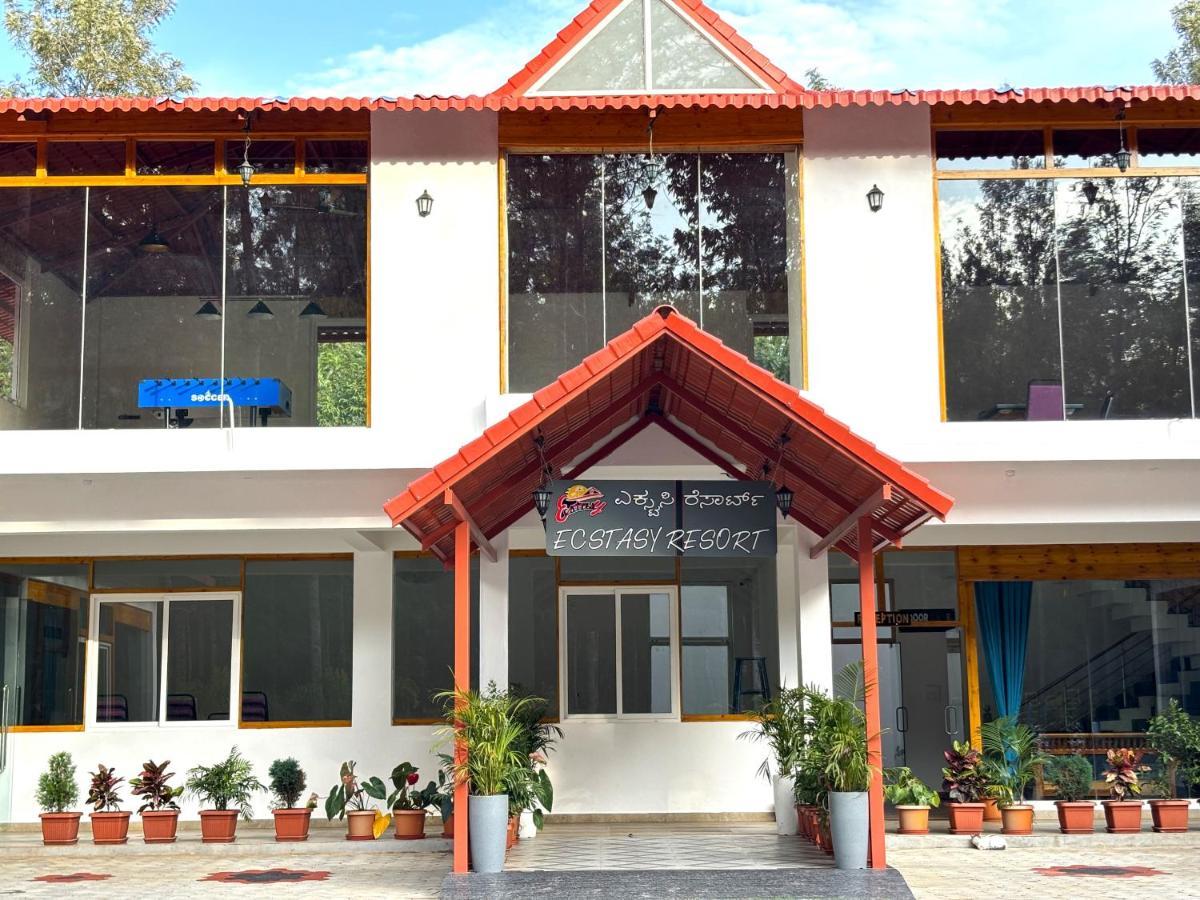Chikmagalūr Ecstasy Tent Stay With Swimming Pool & Common Washroom מראה חיצוני תמונה