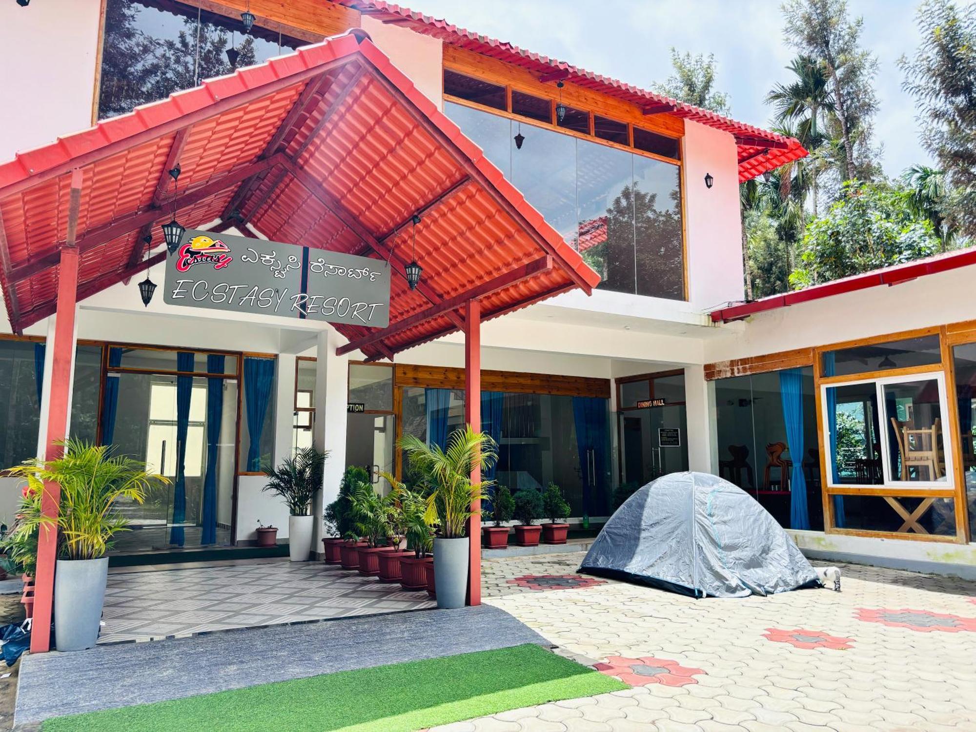 Chikmagalūr Ecstasy Tent Stay With Swimming Pool & Common Washroom מראה חיצוני תמונה