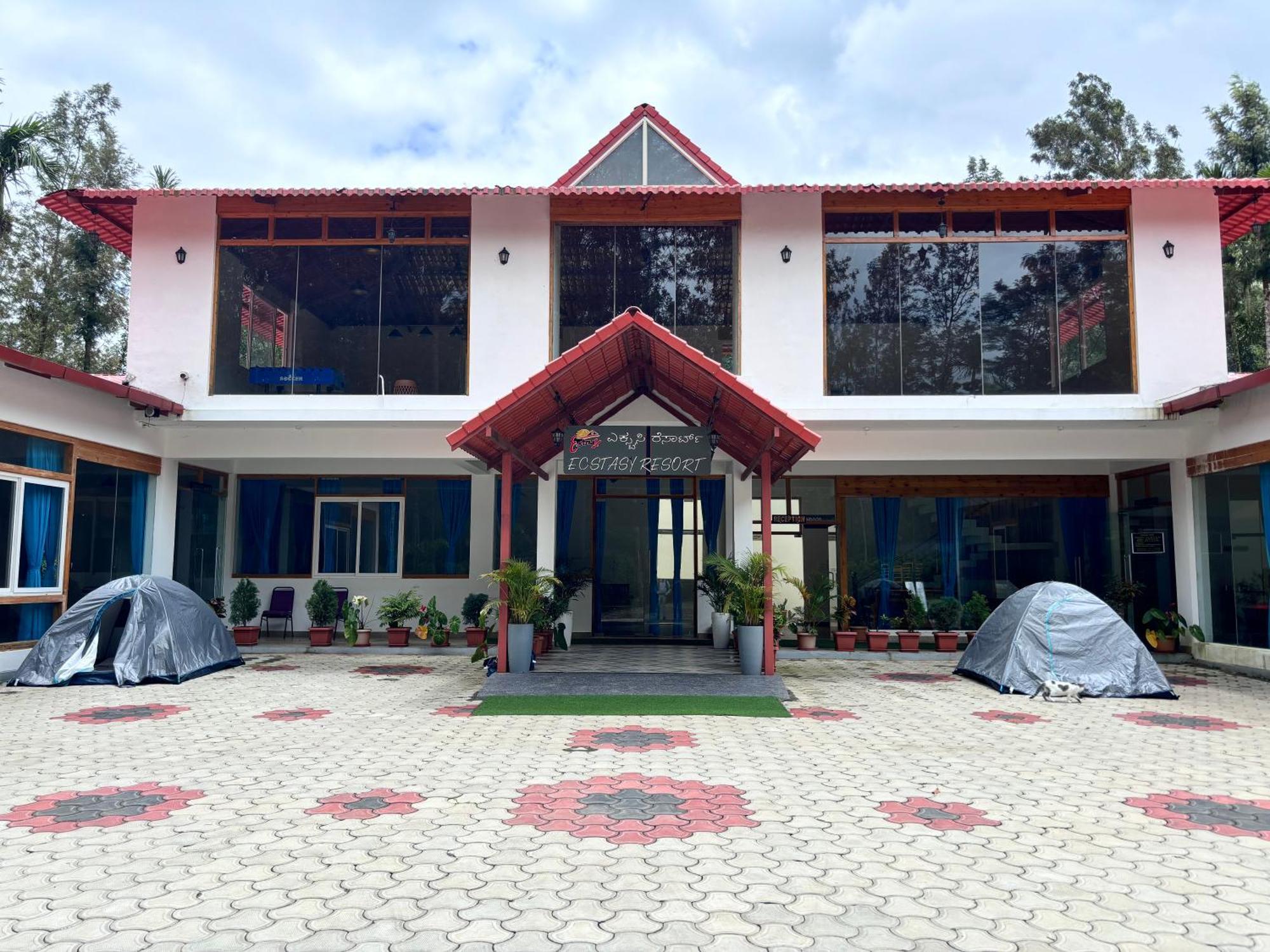 Chikmagalūr Ecstasy Tent Stay With Swimming Pool & Common Washroom מראה חיצוני תמונה