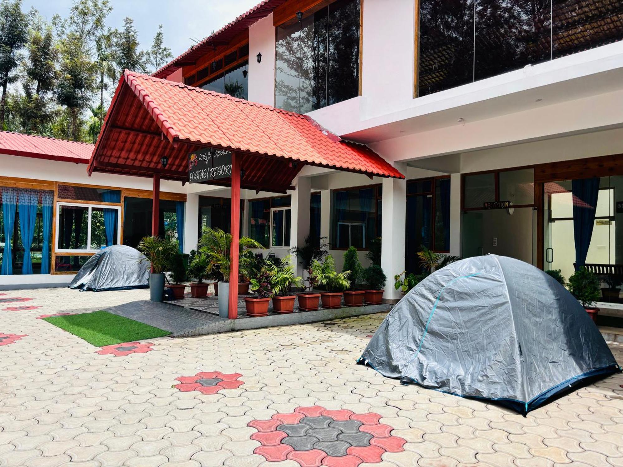 Chikmagalūr Ecstasy Tent Stay With Swimming Pool & Common Washroom מראה חיצוני תמונה