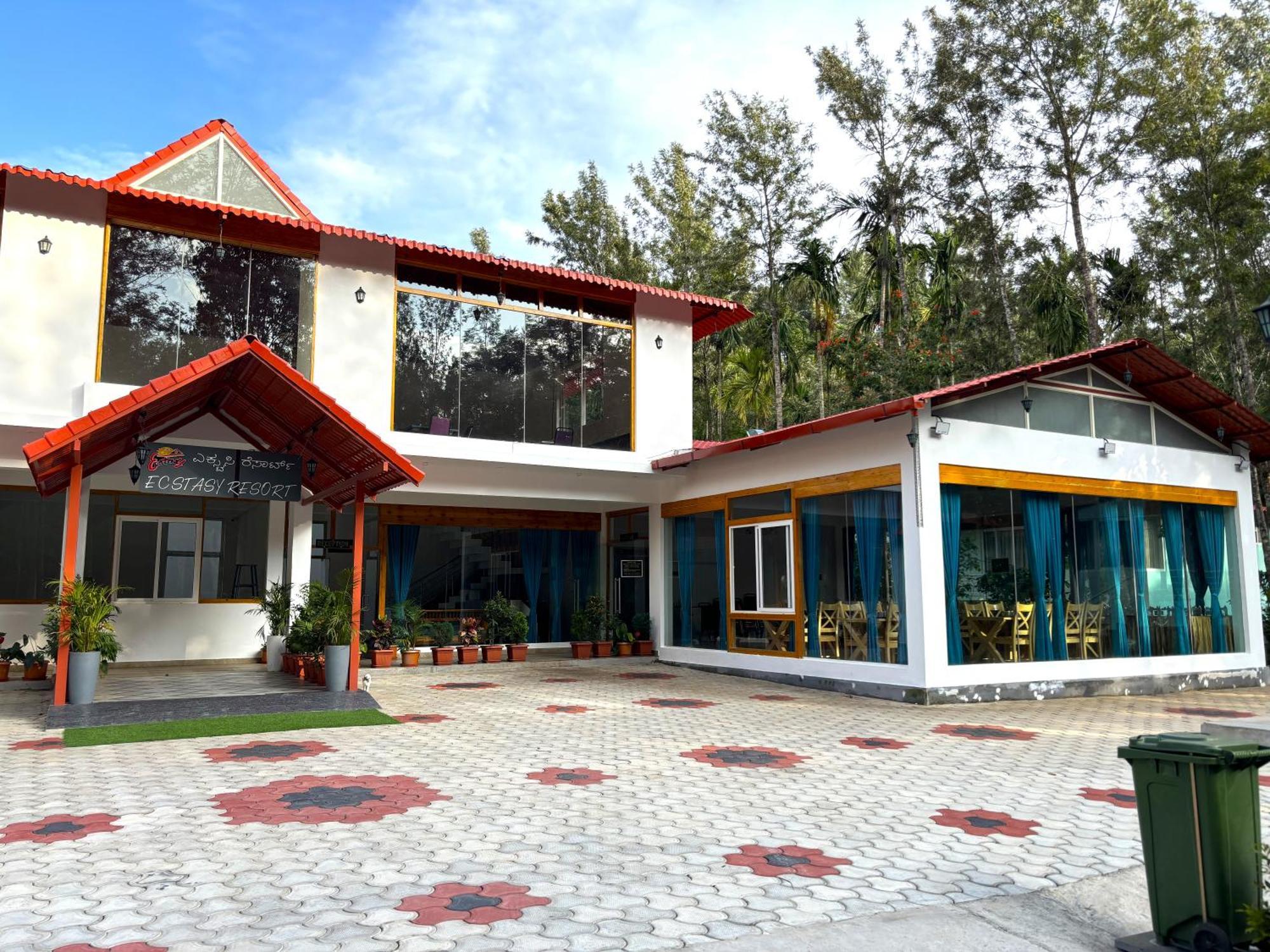 Chikmagalūr Ecstasy Tent Stay With Swimming Pool & Common Washroom מראה חיצוני תמונה