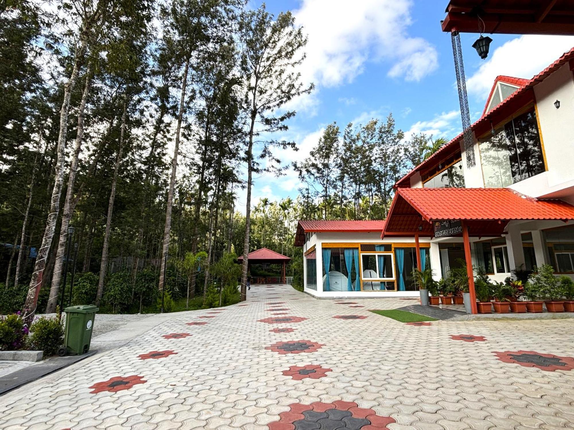 Chikmagalūr Ecstasy Tent Stay With Swimming Pool & Common Washroom מראה חיצוני תמונה